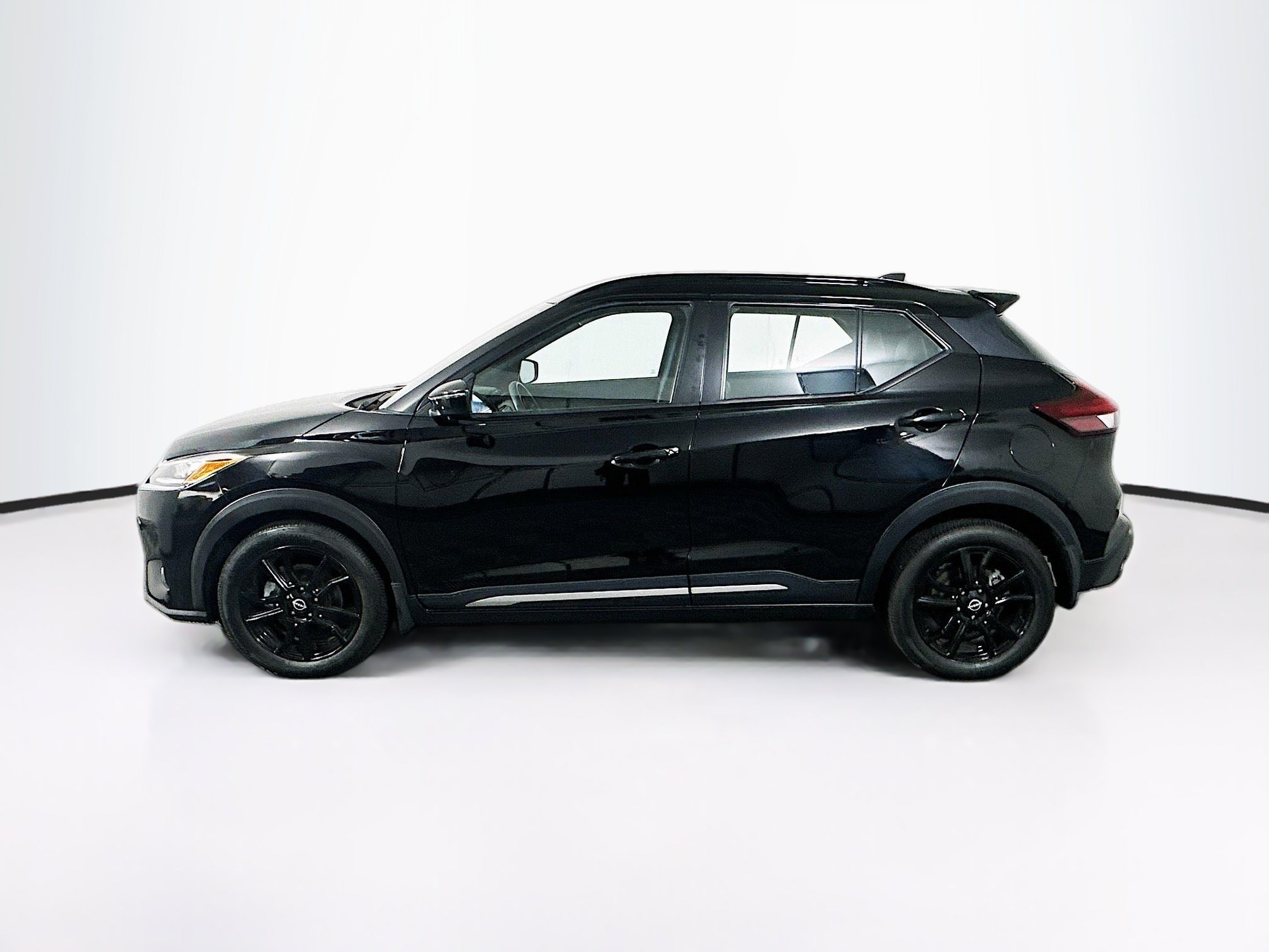 Used 2023 Nissan Kicks SR w/ SR Premium Package FWD image 4