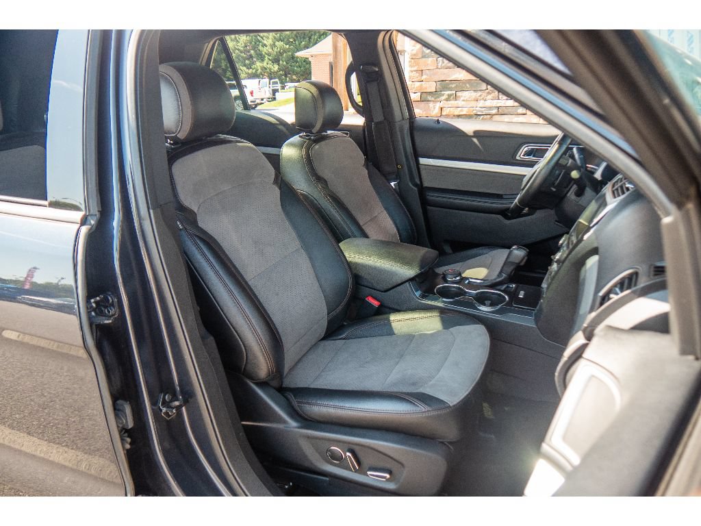 Used 2017 Ford Explorer XLT w/ Equipment Group 202A AWD/4WD image 16