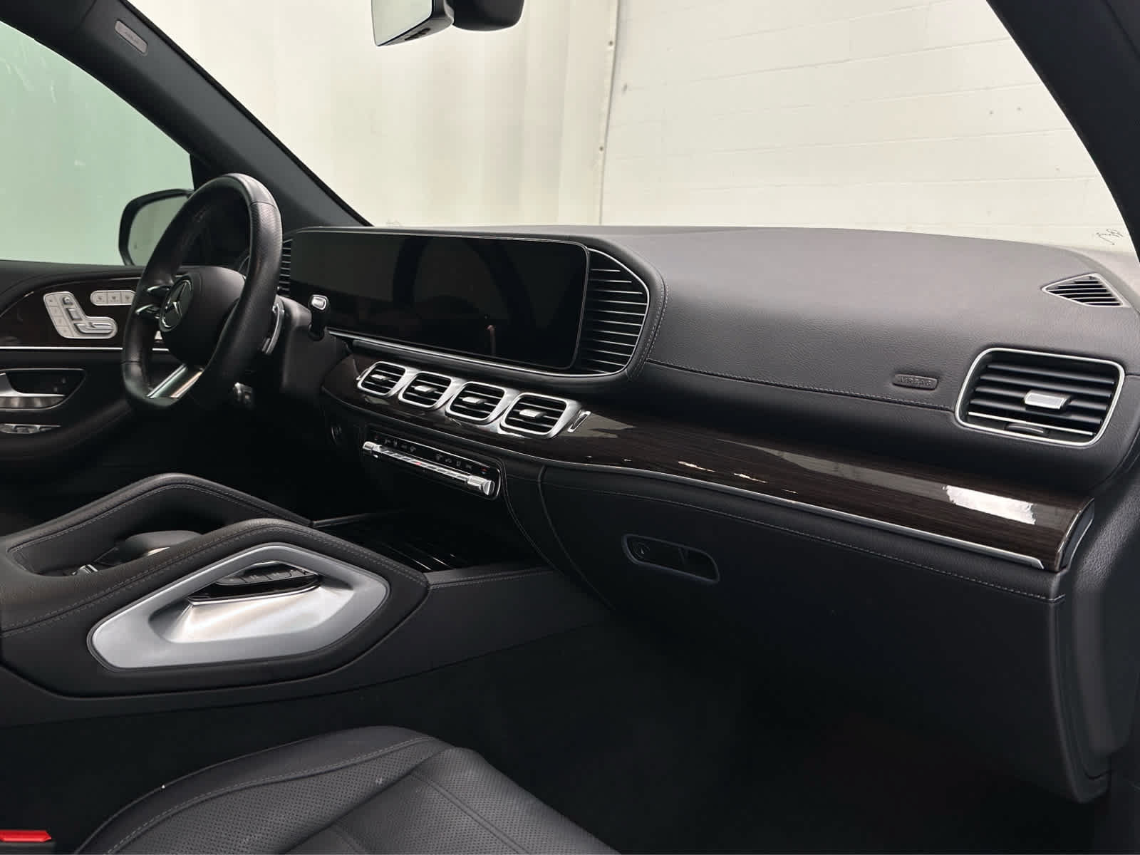Used 2024 Mercedes-Benz GLS 450 4MATIC image 17