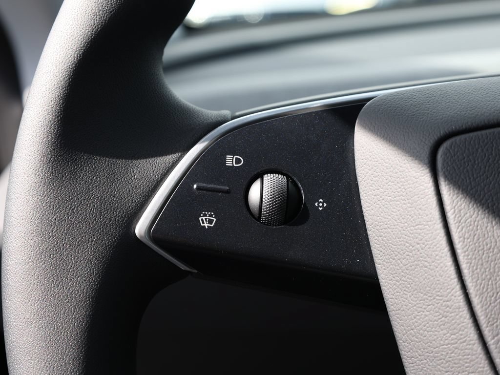 Used 2026 Tesla Model Y 2WD image 37