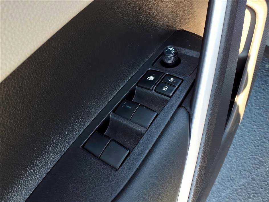 Used 2026 Toyota Corolla Cross L image 13