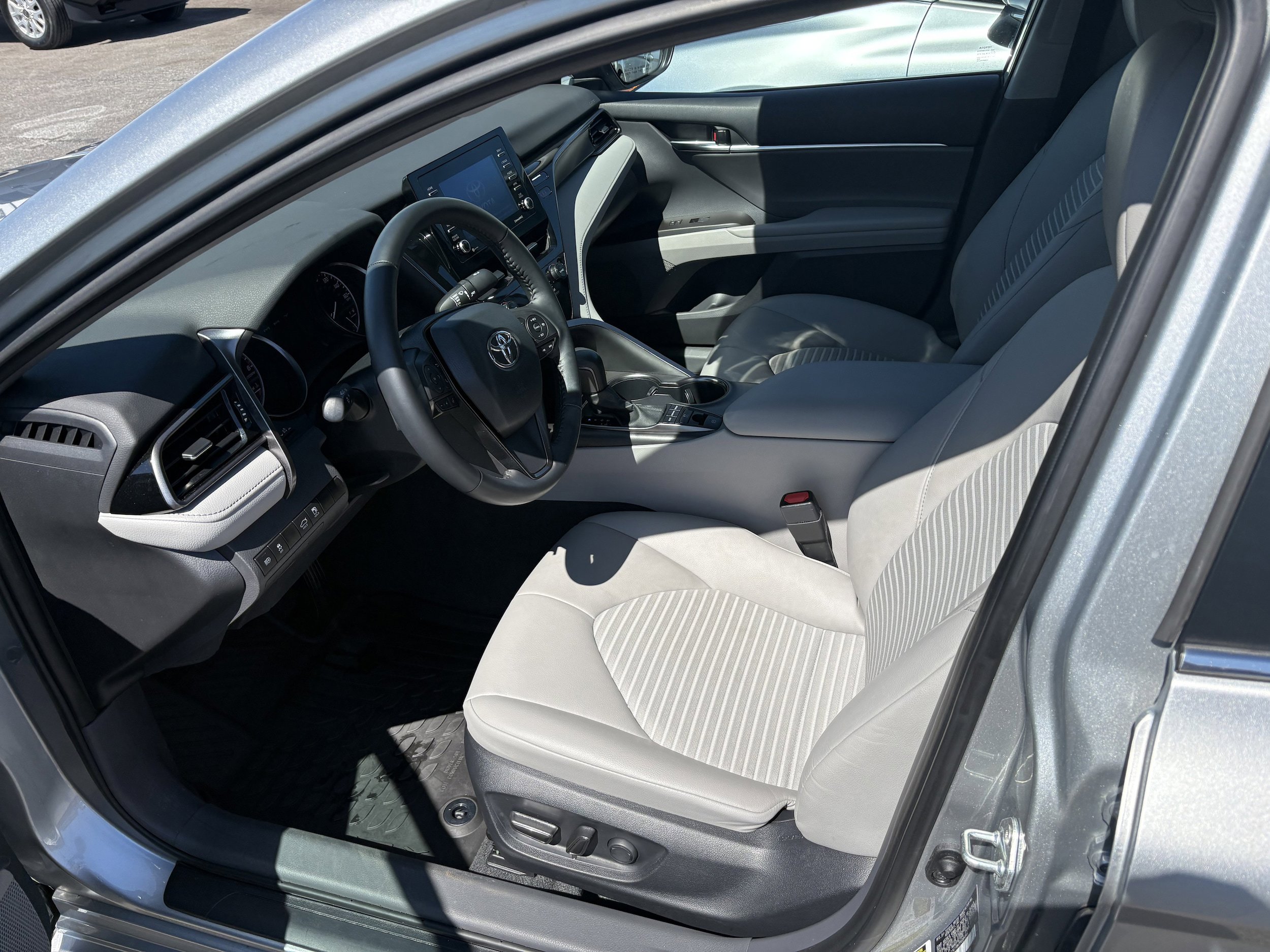 Used 2023 Toyota Camry SE image 4