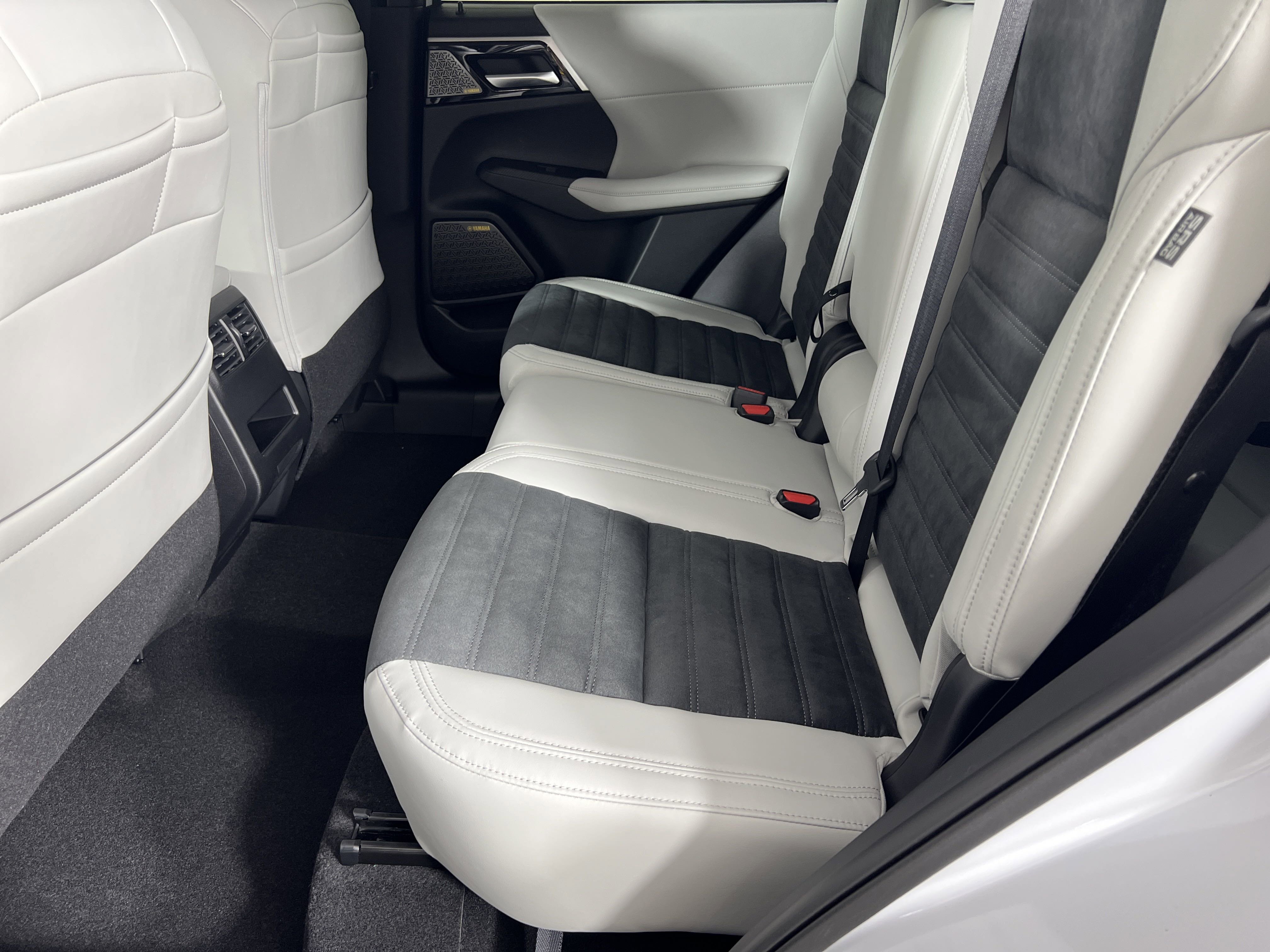 New 2025 Mitsubishi Outlander SE image 11