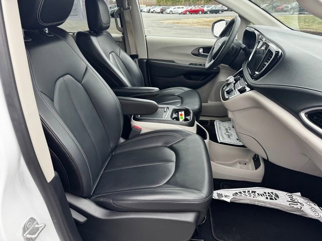 Certified 2023 Chrysler Pacifica Touring-L image 15