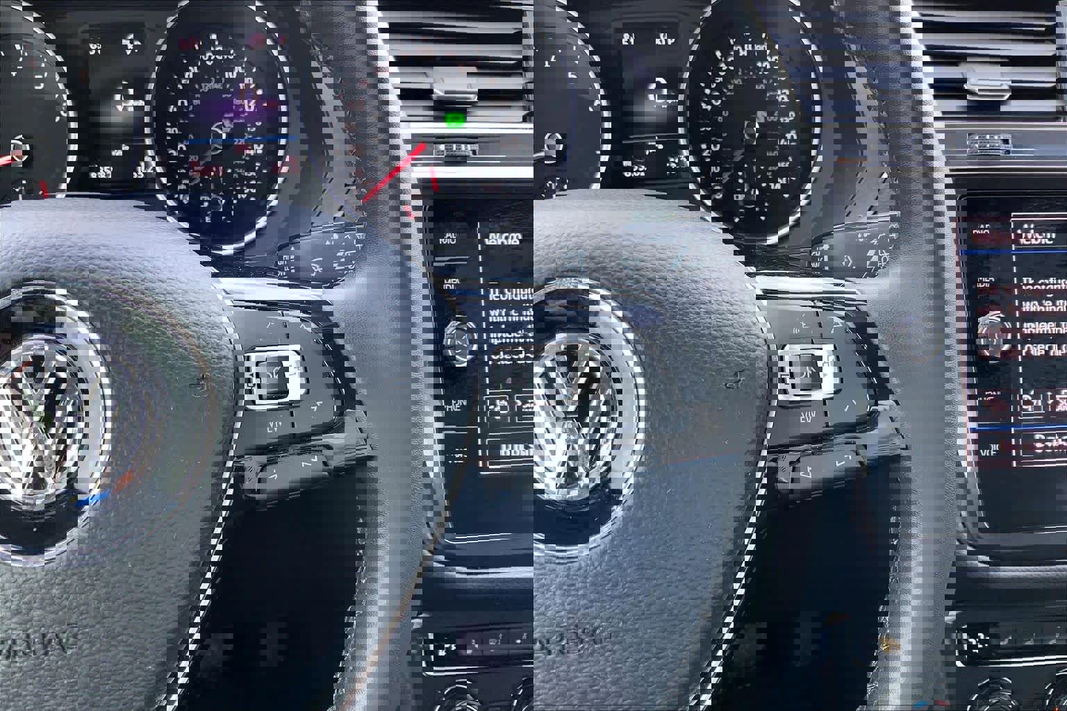 Used 2020 Volkswagen Tiguan SE image 25