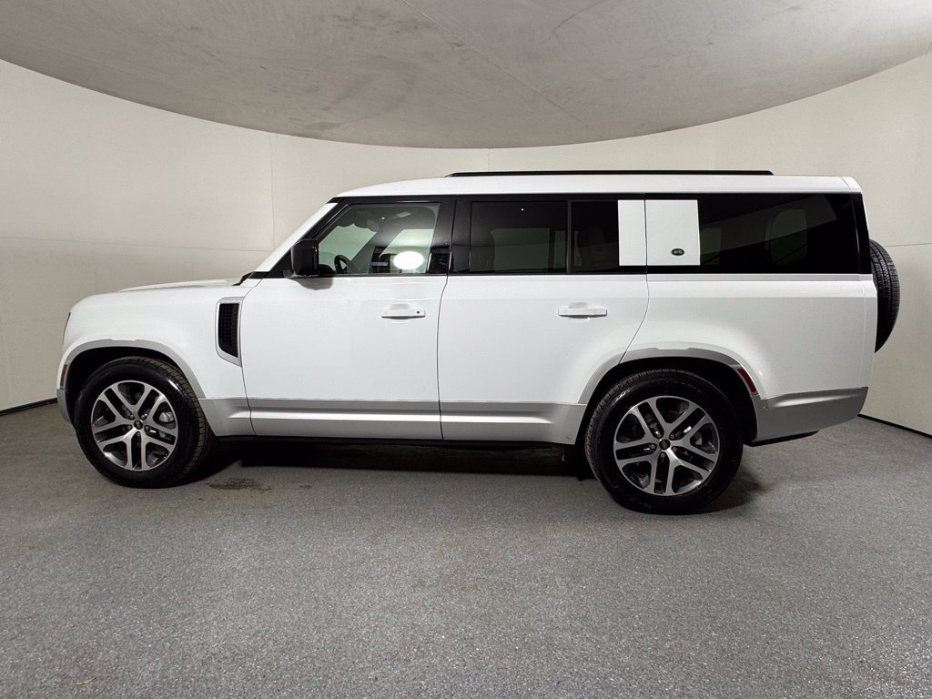 Used 2023 Land Rover Defender 130 SE AWD/4WD image 10