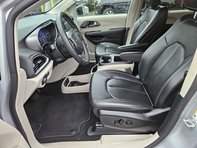 Used 2024 Chrysler Pacifica Touring-L image 12