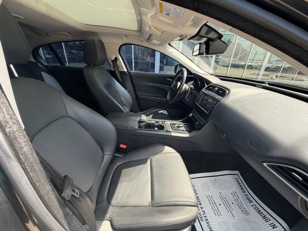 Used 2017 Jaguar XE Premium RWD image 12