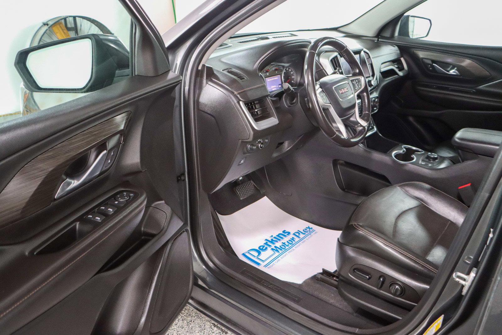 Used 2020 GMC Terrain SLT image 3