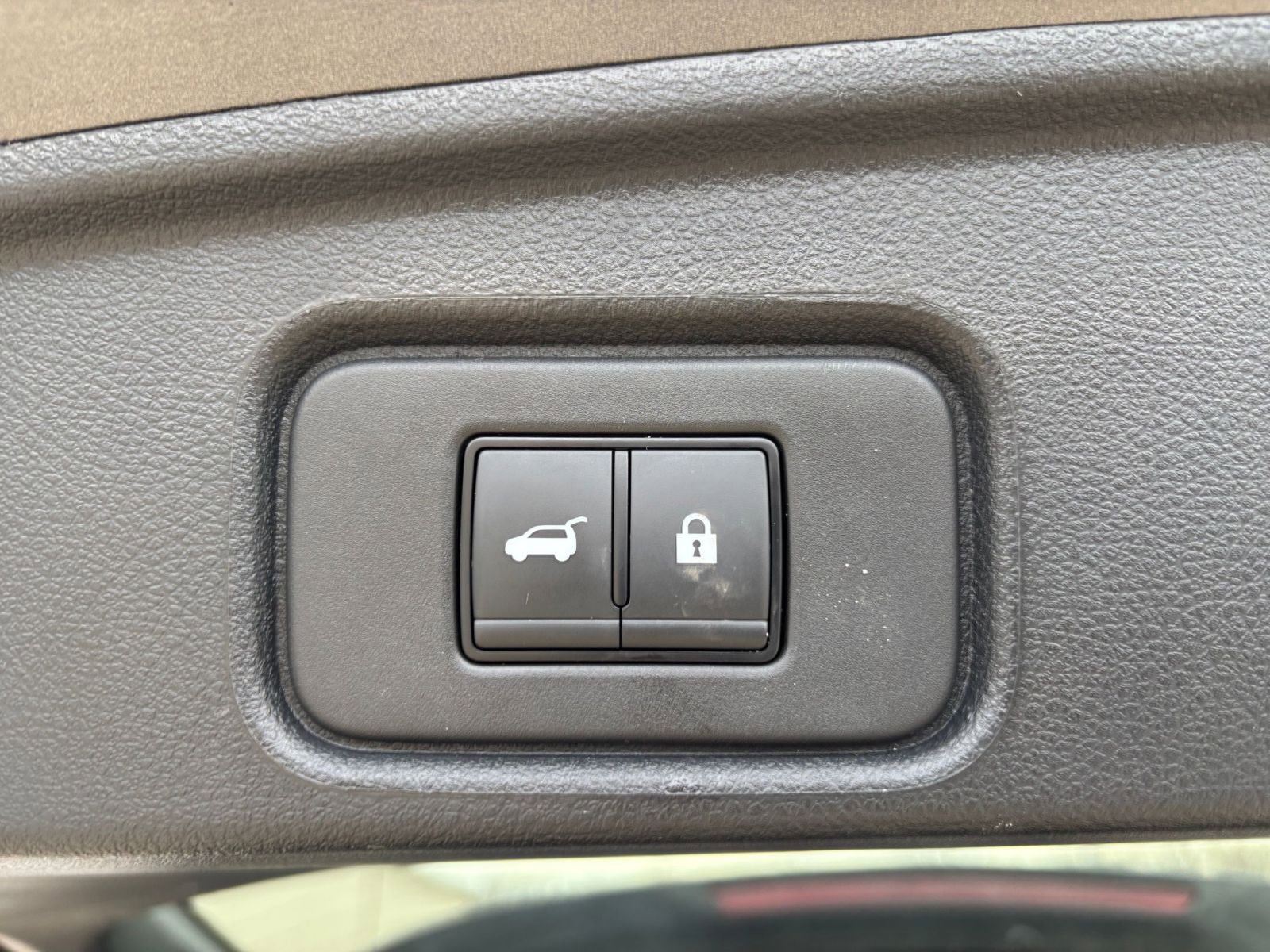 Used 2025 Nissan Pathfinder SV image 23