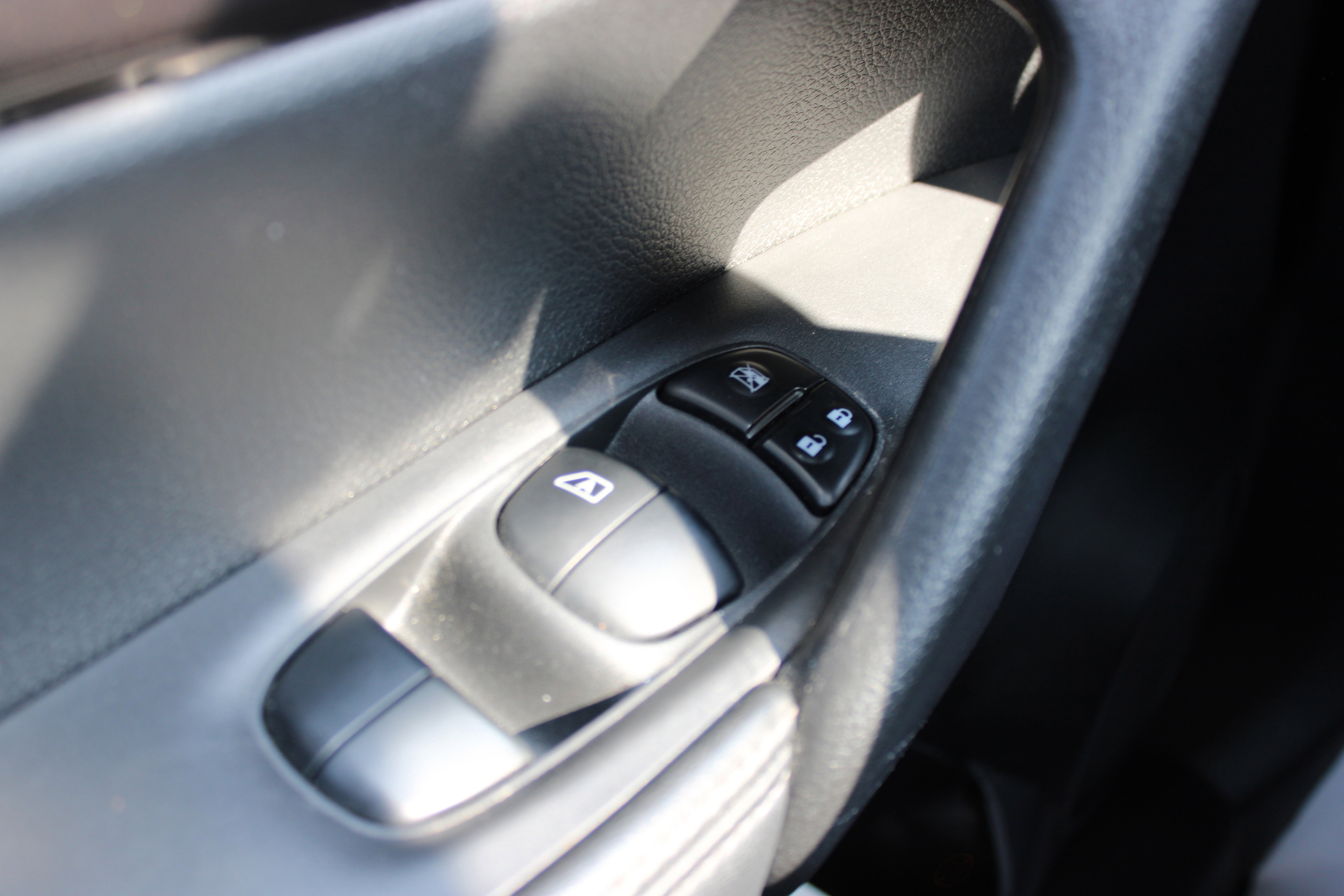 Used 2018 Nissan Rogue S image 27