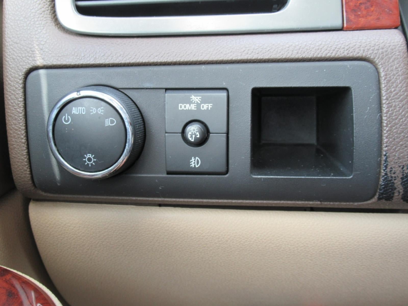 Used 2011 Chevrolet Suburban LT RWD image 22