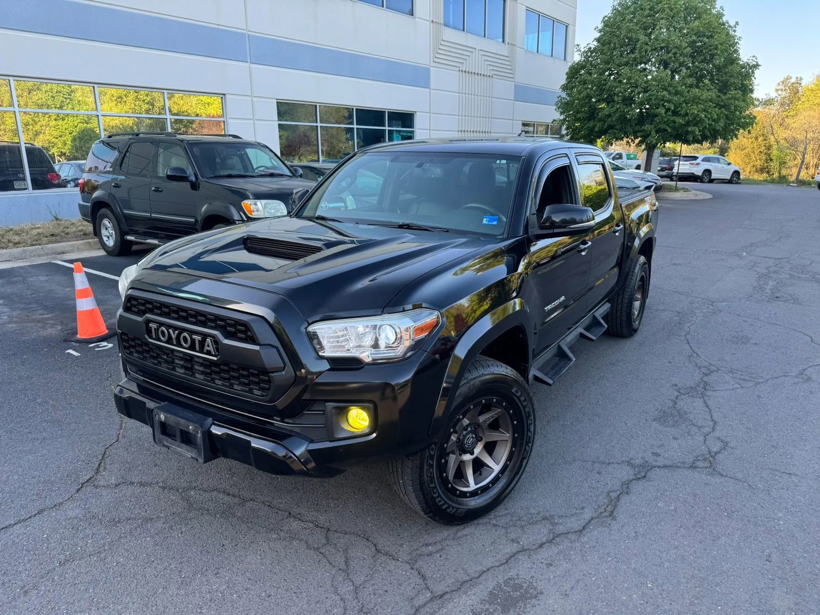 Used 2017 Toyota Tacoma TRD Sport w/ Tow Package (A/T) image 2