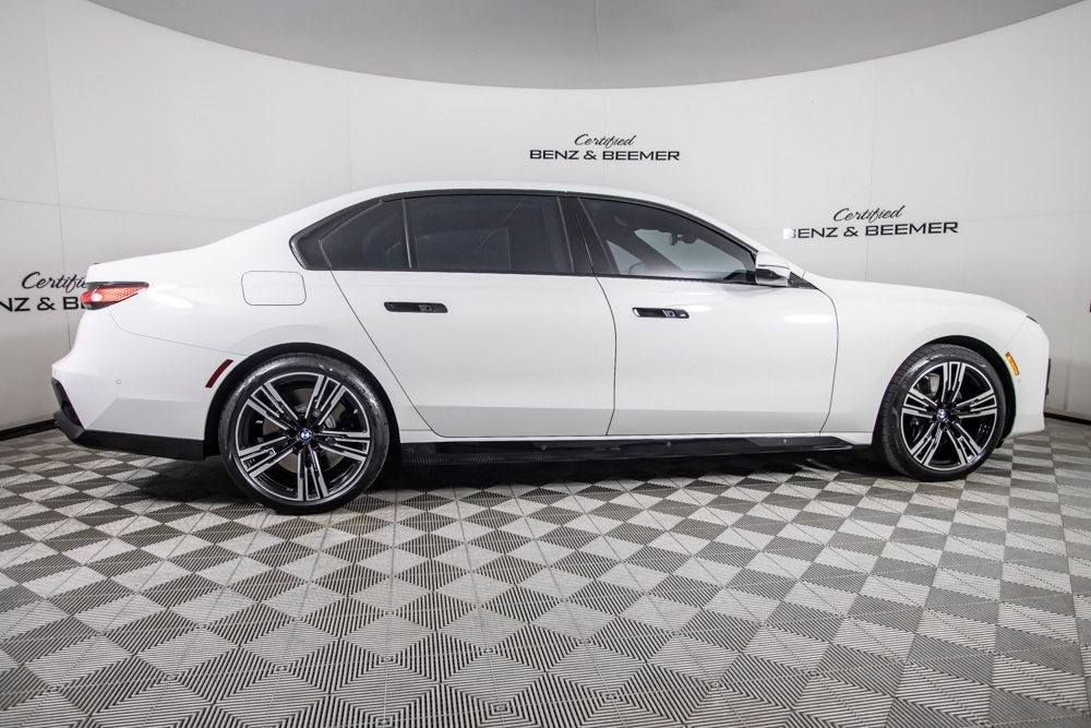 Used 2023 BMW 760i xDrive w/ Executive Package AWD/4WD image 3