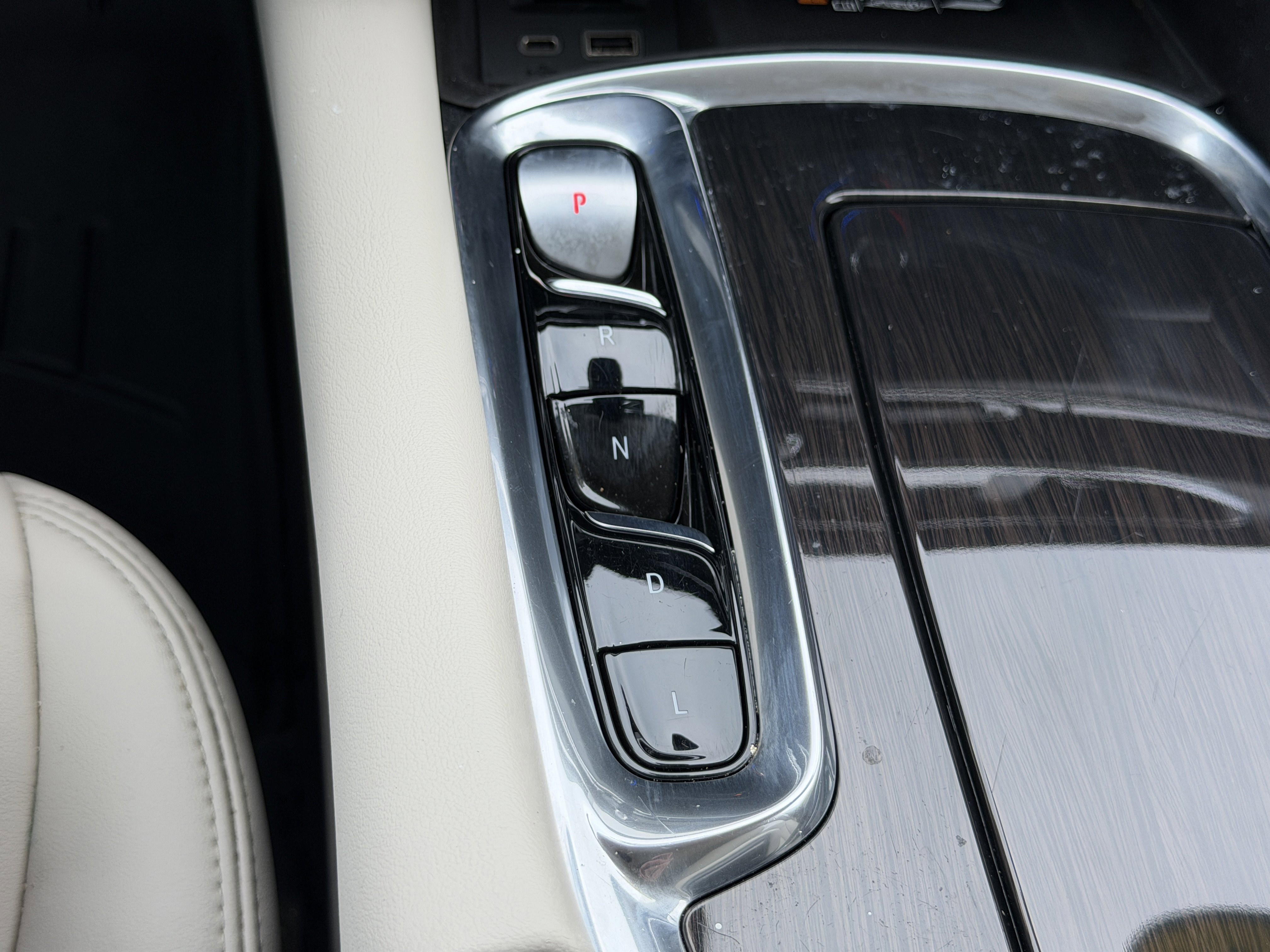 Used 2022 Buick Enclave Essence w/ Sport Touring Edition image 25