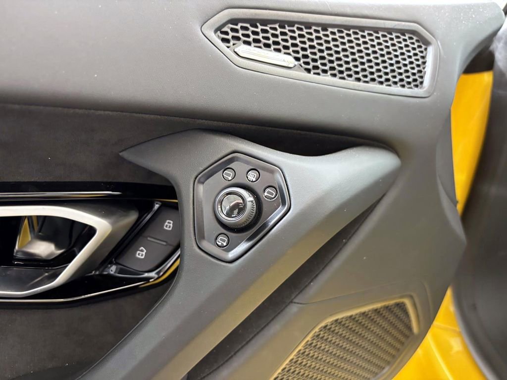 Used 2024 Lamborghini Huracan EVO image 29