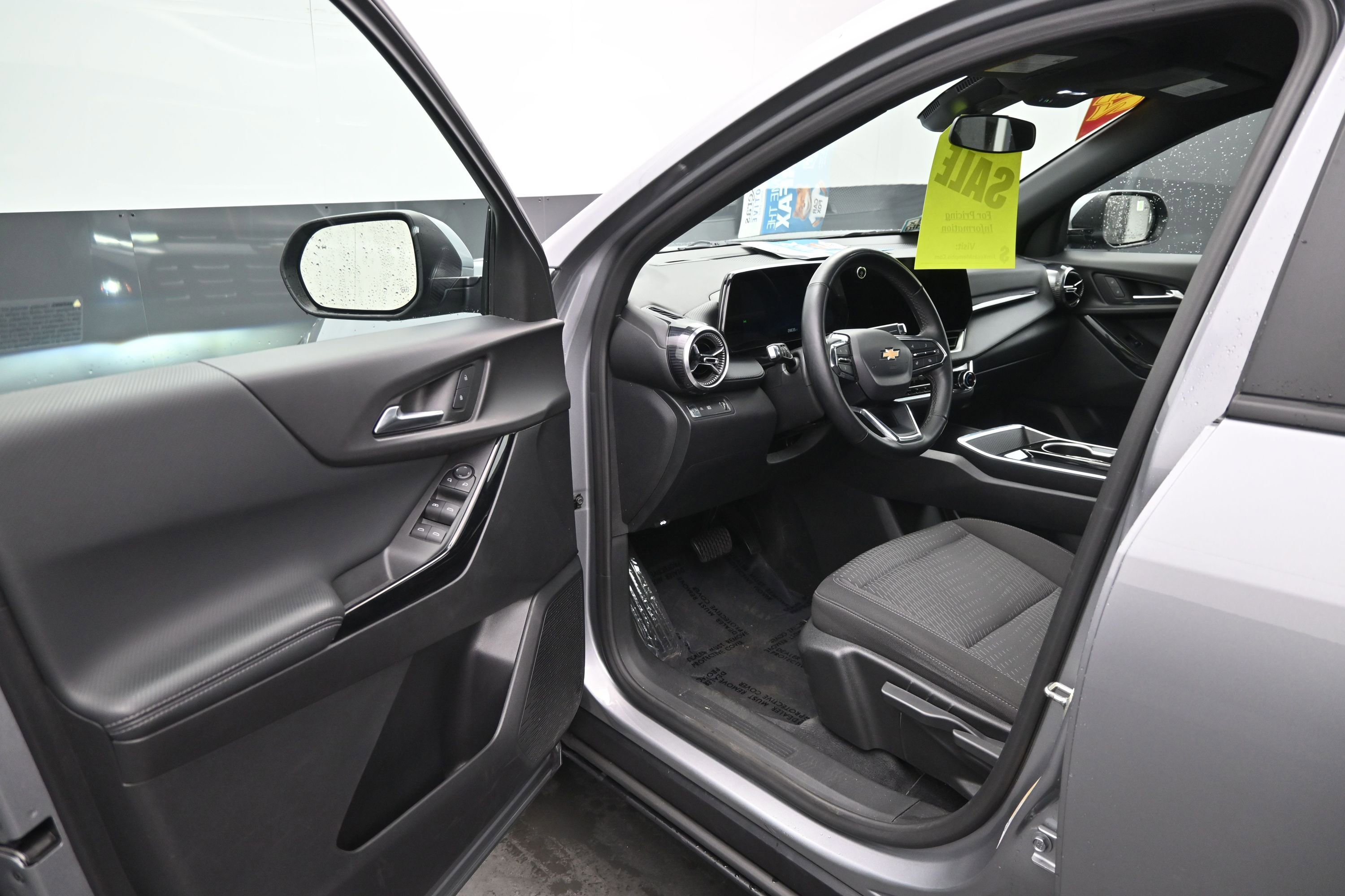 Used 2025 Chevrolet Equinox LT FWD image 16