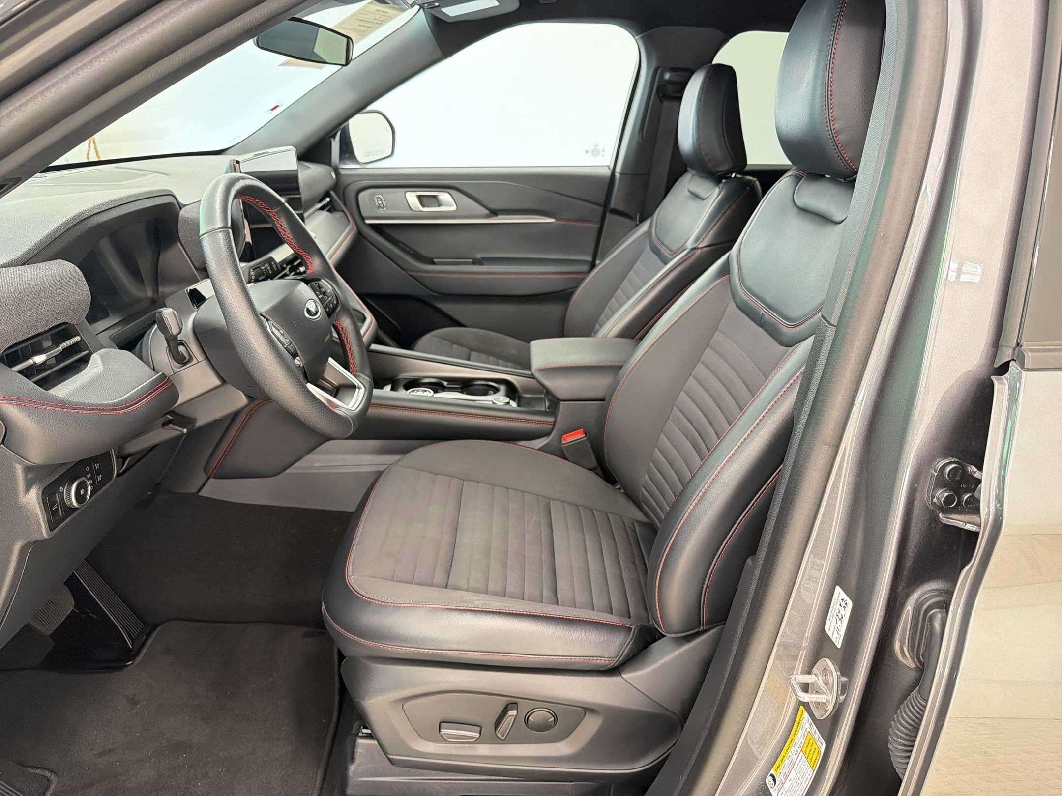 Used 2025 Ford Explorer ST-Line w/ ST-Line Street Pack AWD/4WD image 5