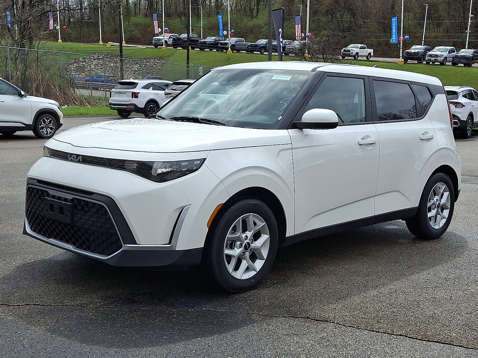 Used 2025 Kia Soul LX w/ LX Technology Package image 3