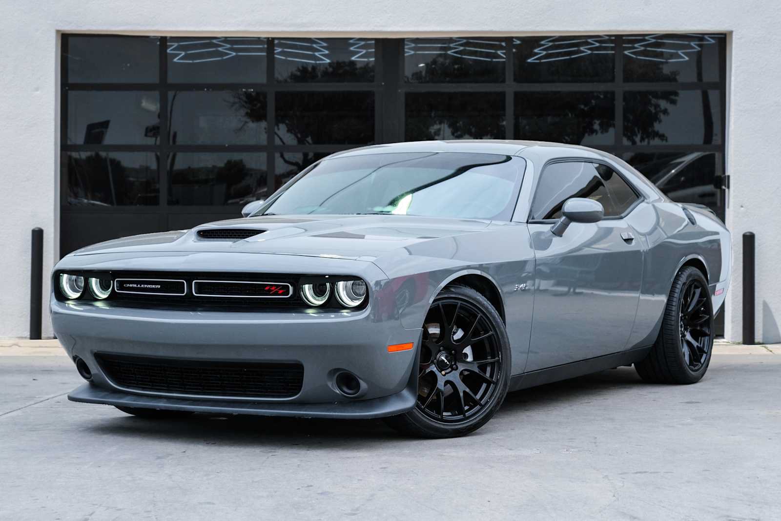 Used 2023 Dodge Challenger R/T RWD image 1