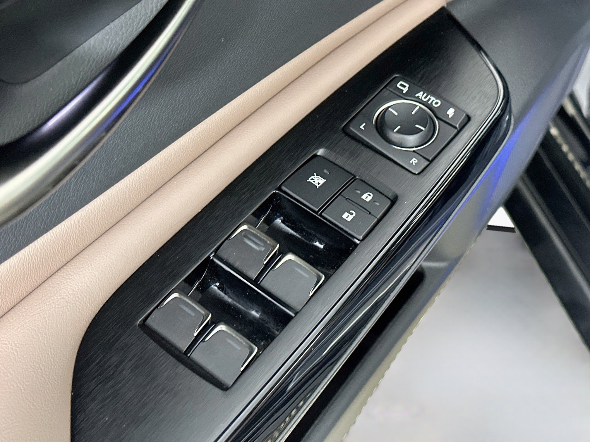 Certified 2025 Lexus ES 300h w/ Accessory Package (Z2) FWD image 17