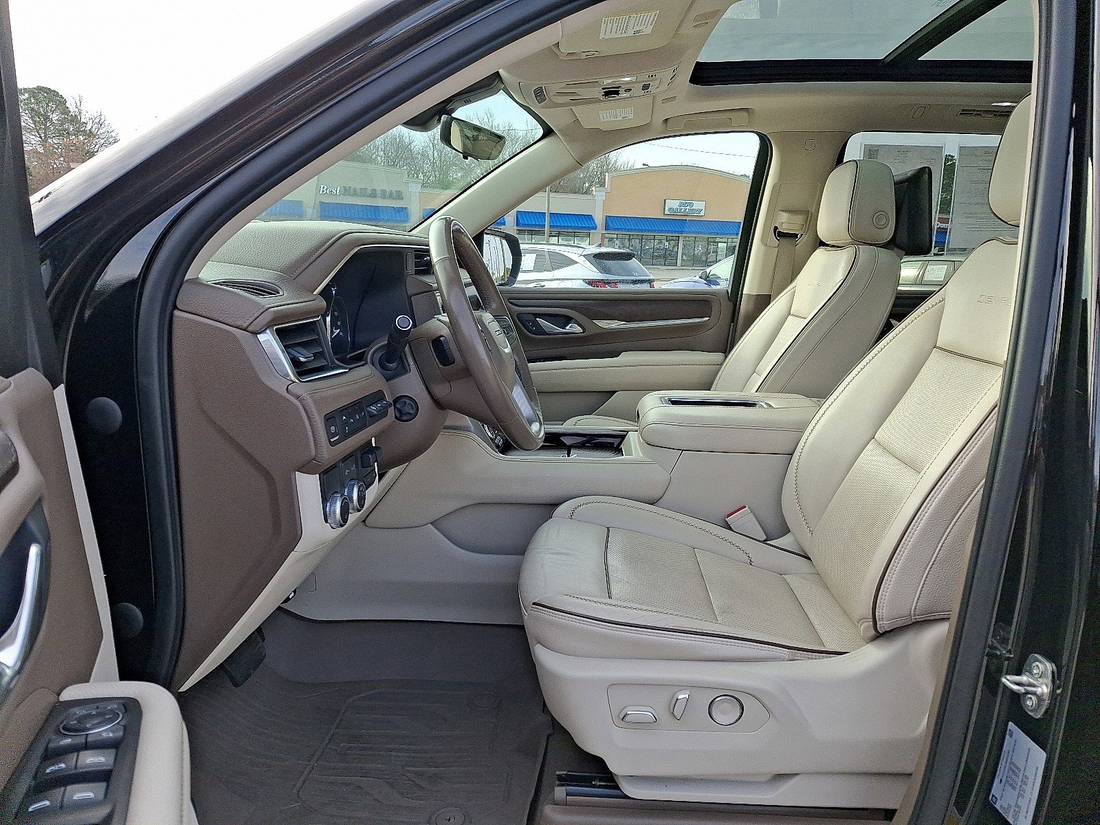 Used 2021 GMC Yukon Denali w/ Denali Premium Package image 13