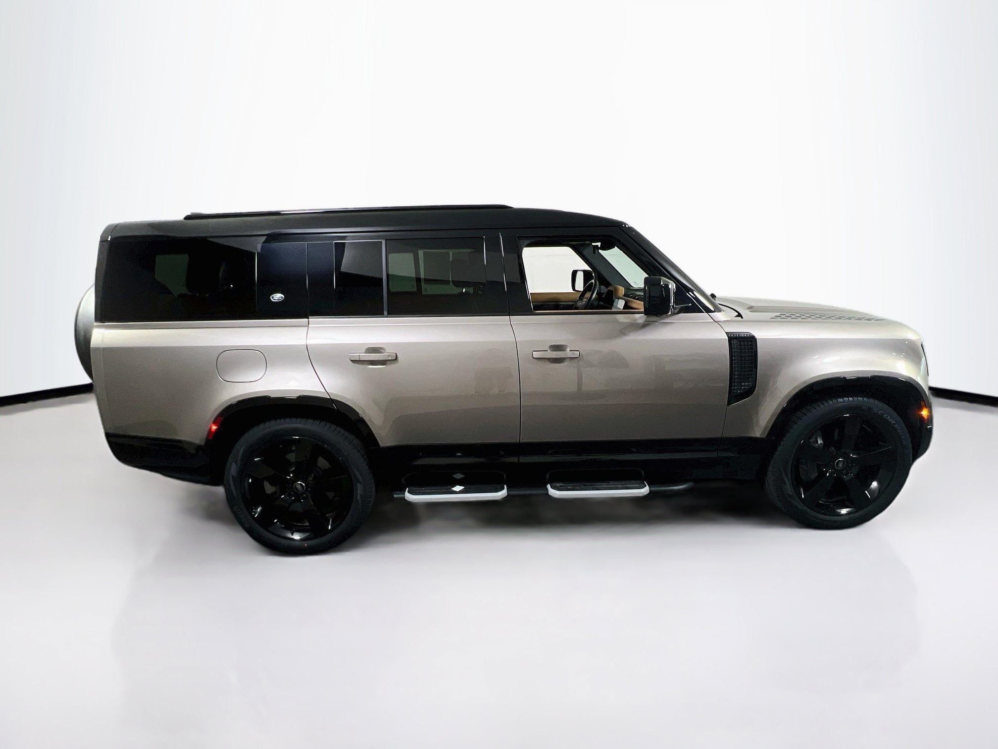 Used 2023 Land Rover Defender 130 X-Dynamic SE AWD/4WD image 4