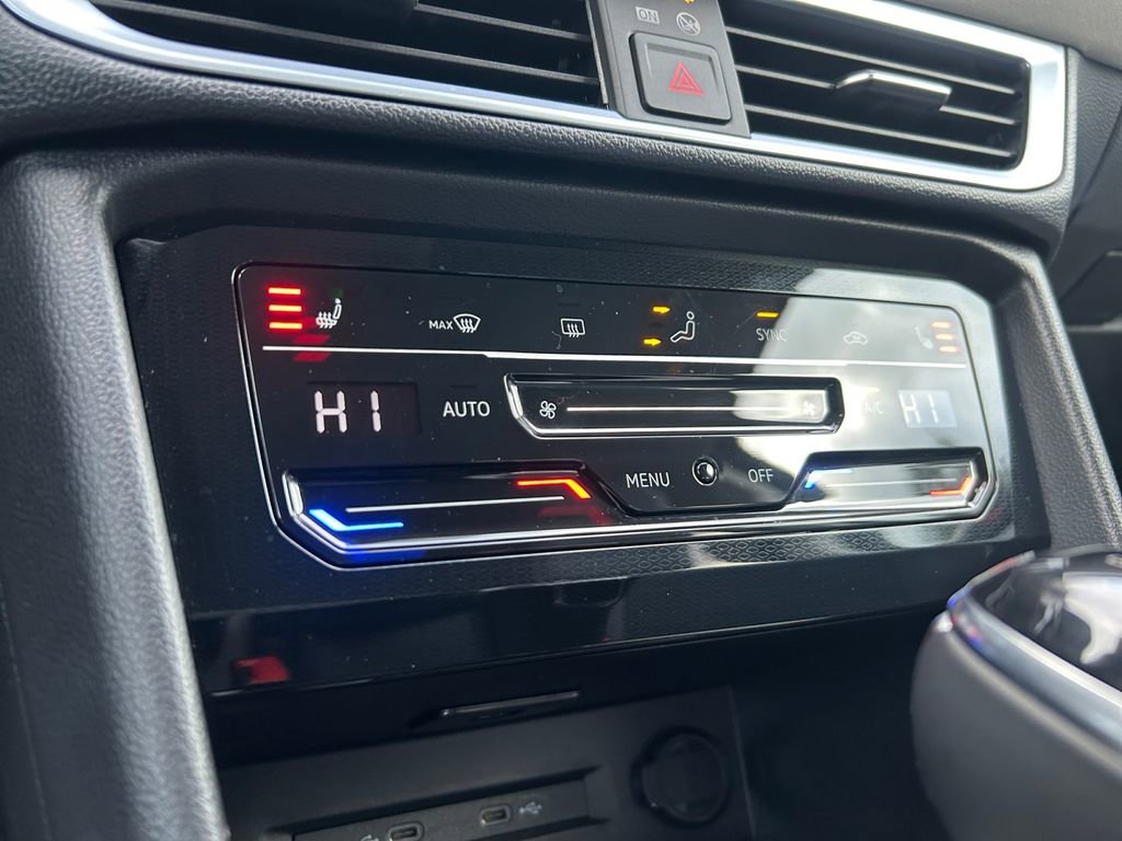 Used 2025 Volkswagen Taos SE AWD/4WD image 36