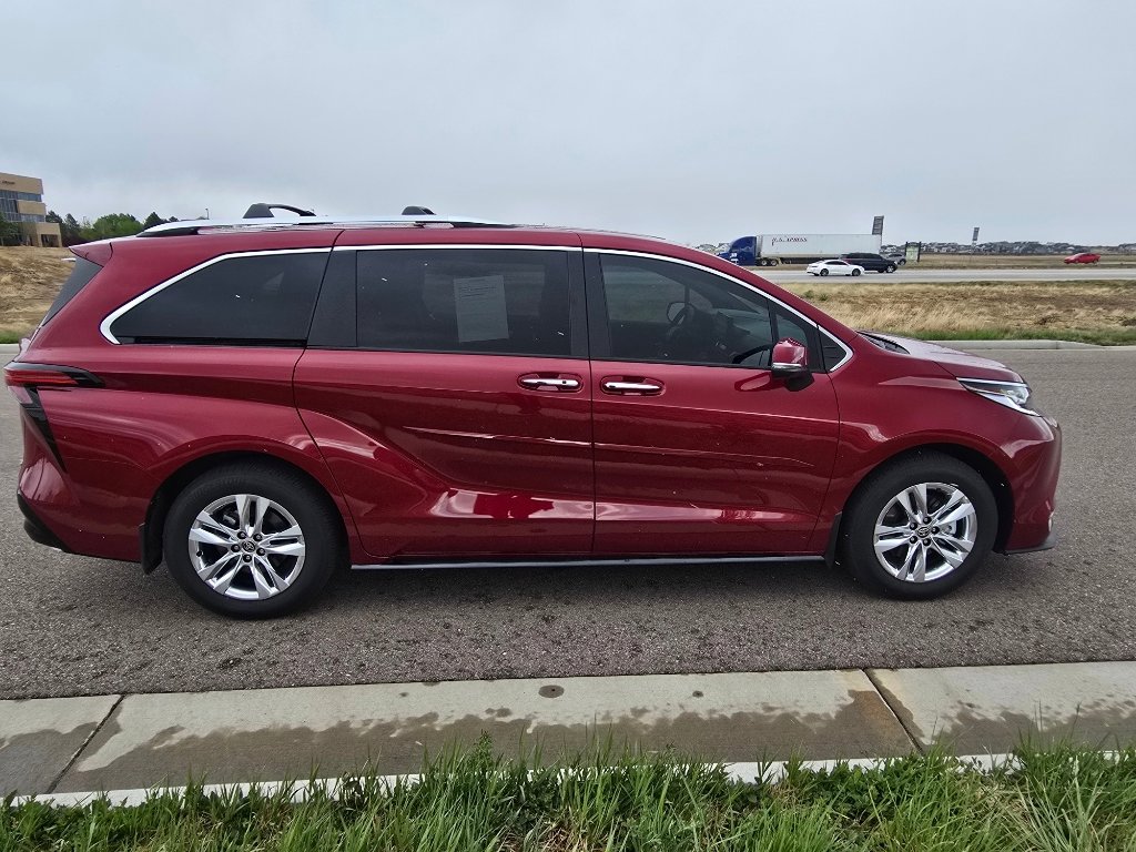 Used 2026 Toyota Sienna Limited image 6