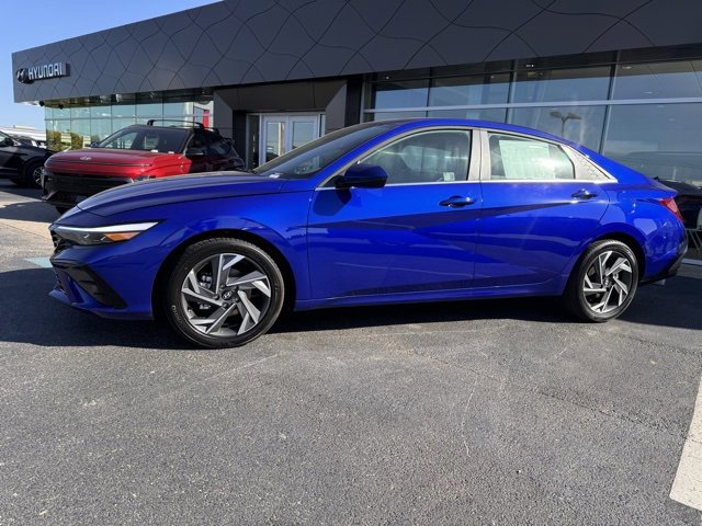 Used 2025 Hyundai Elantra SEL image 2