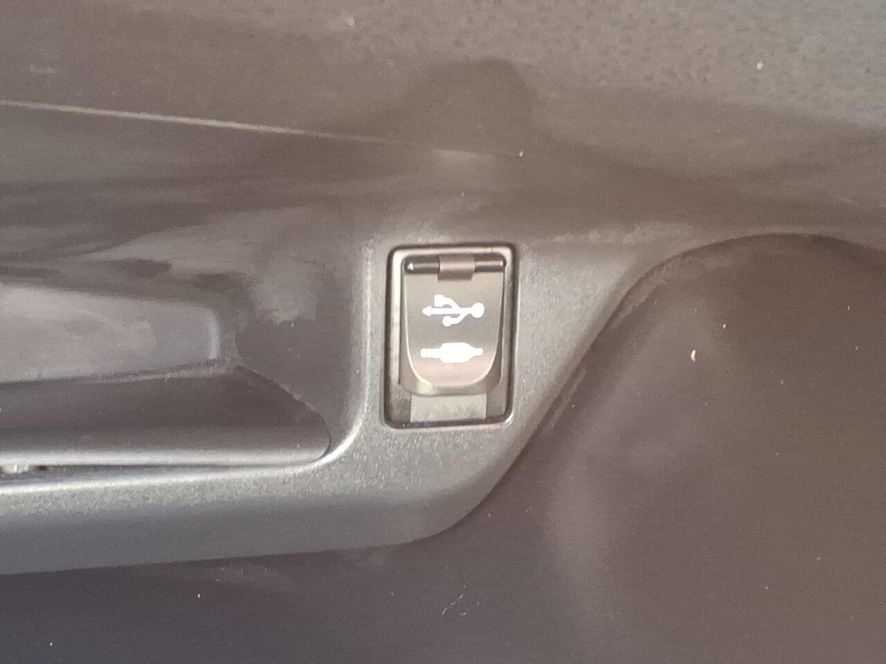 Used 2018 Toyota C-HR XLE FWD image 21