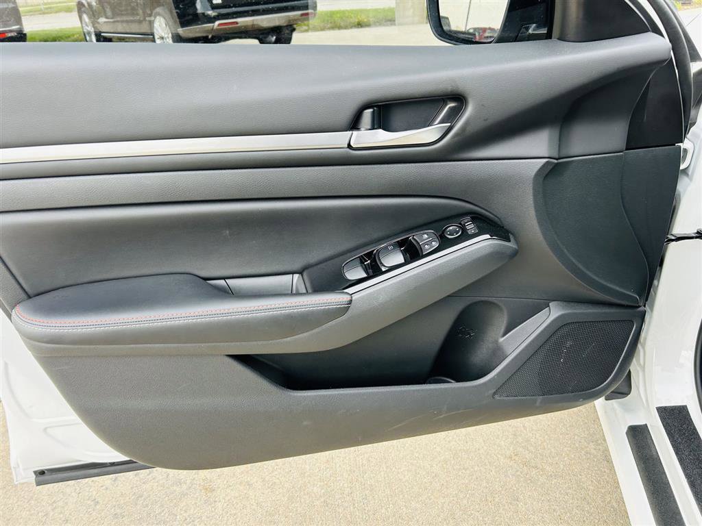 Used 2024 Nissan Altima 2.5 SR w/ SR Premium Package AWD/4WD image 9