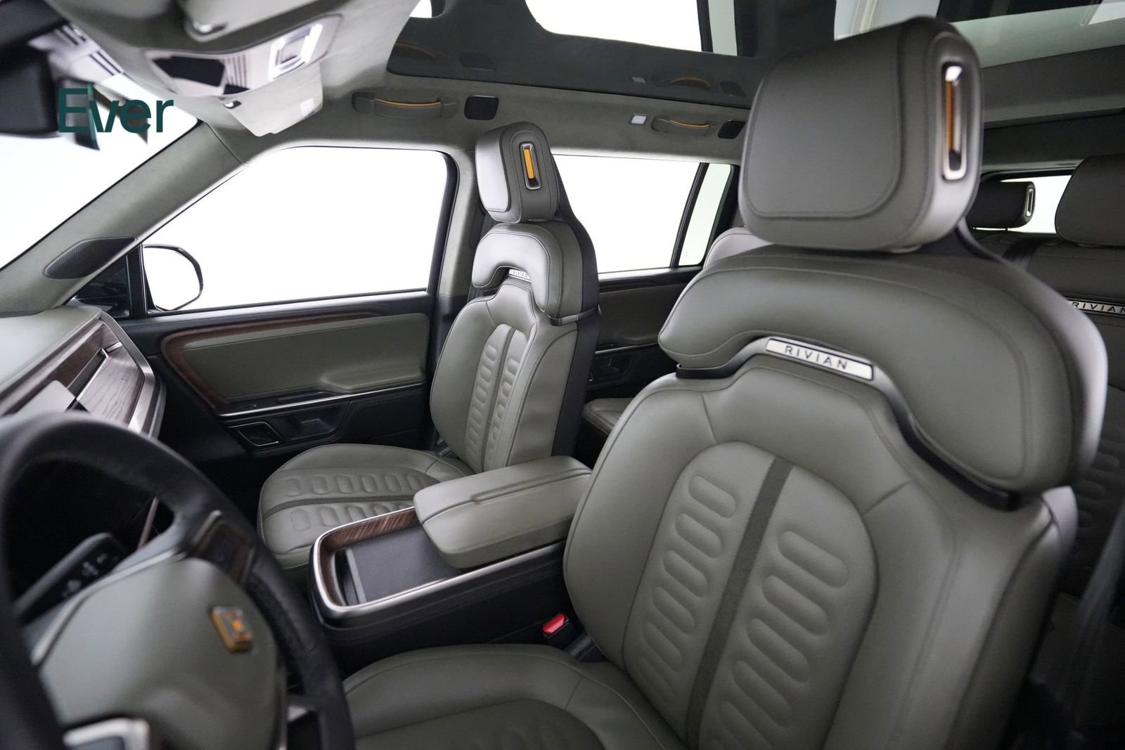 Used 2024 Rivian R1S Adventure image 4