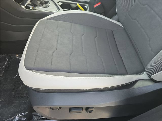 Used 2025 Volkswagen Taos SE FWD image 15