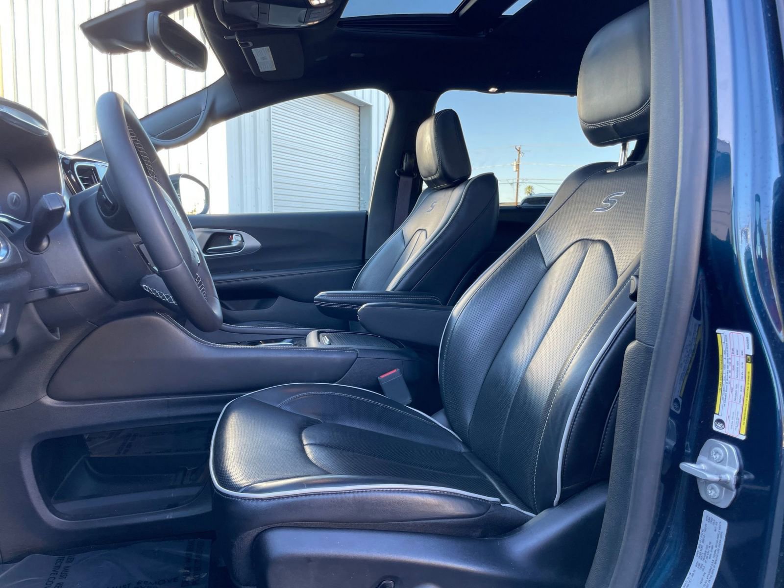 Used 2025 Chrysler Pacifica Limited image 29