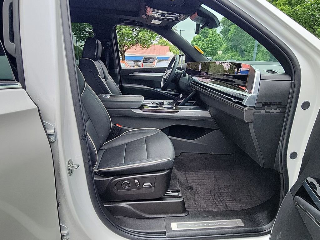 Certified 2025 Cadillac Escalade ESV Premium Luxury AWD/4WD image 27