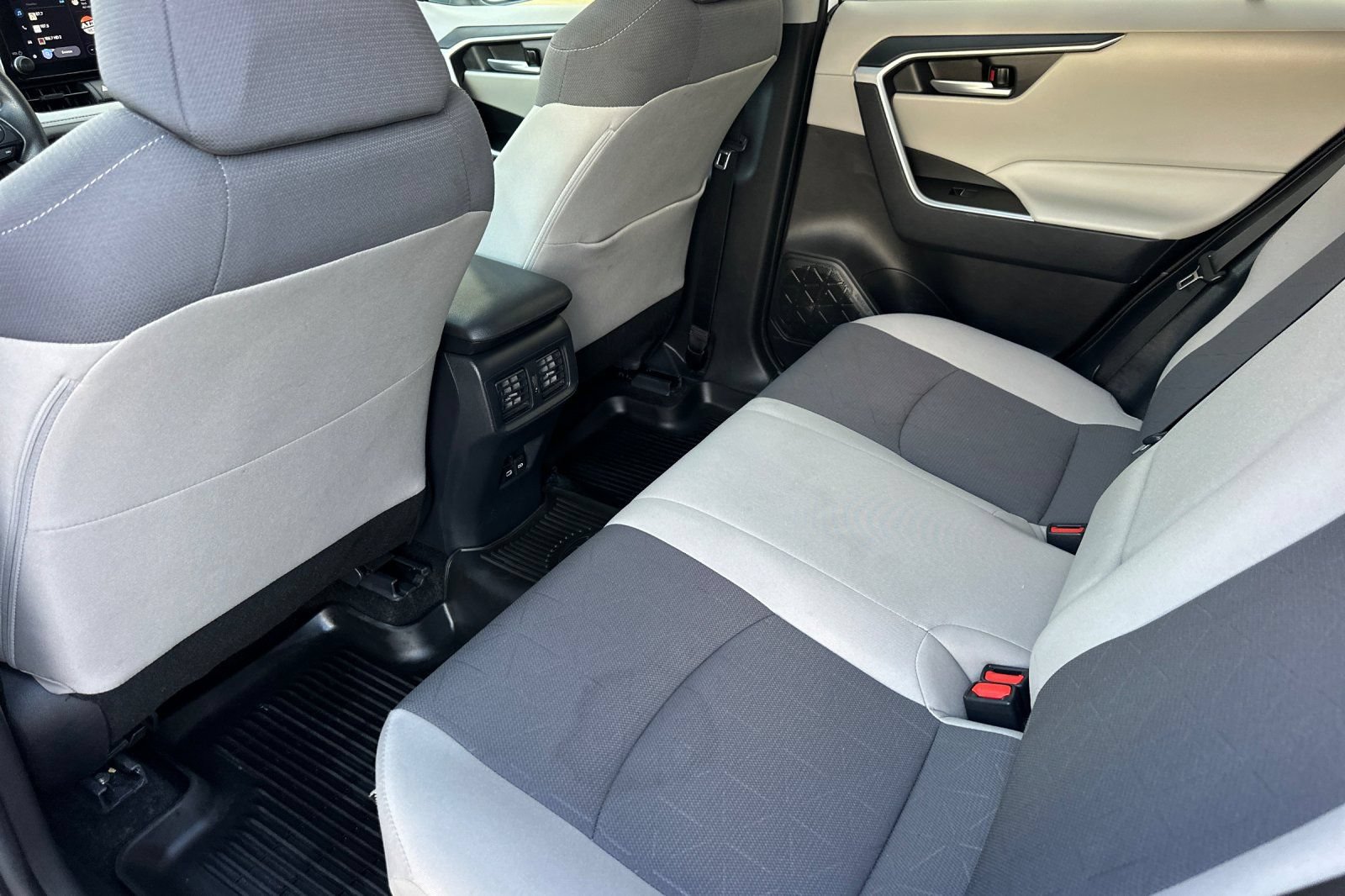 Used 2025 Toyota RAV4 XLE w/ Convenience Package FWD image 14
