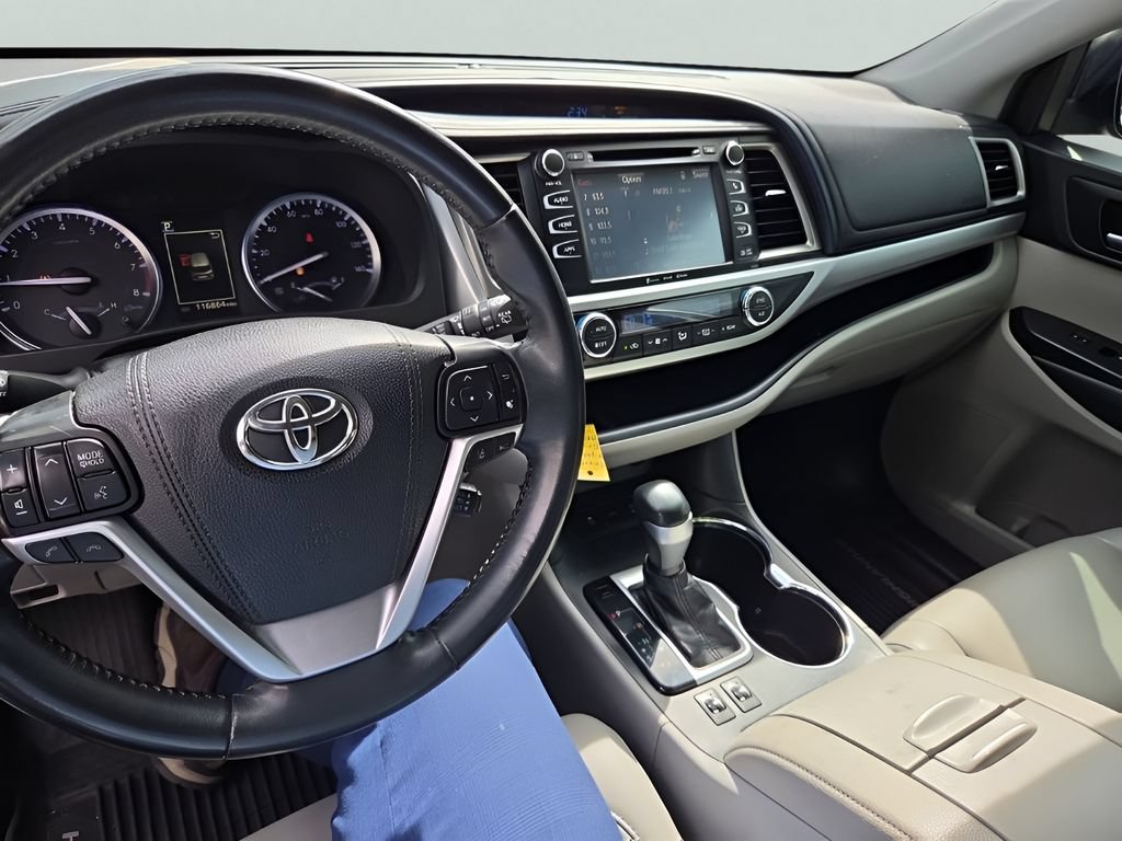 Used 2019 Toyota Highlander XLE w/ Carpet Mat Package (TMS) AWD/4WD image 24