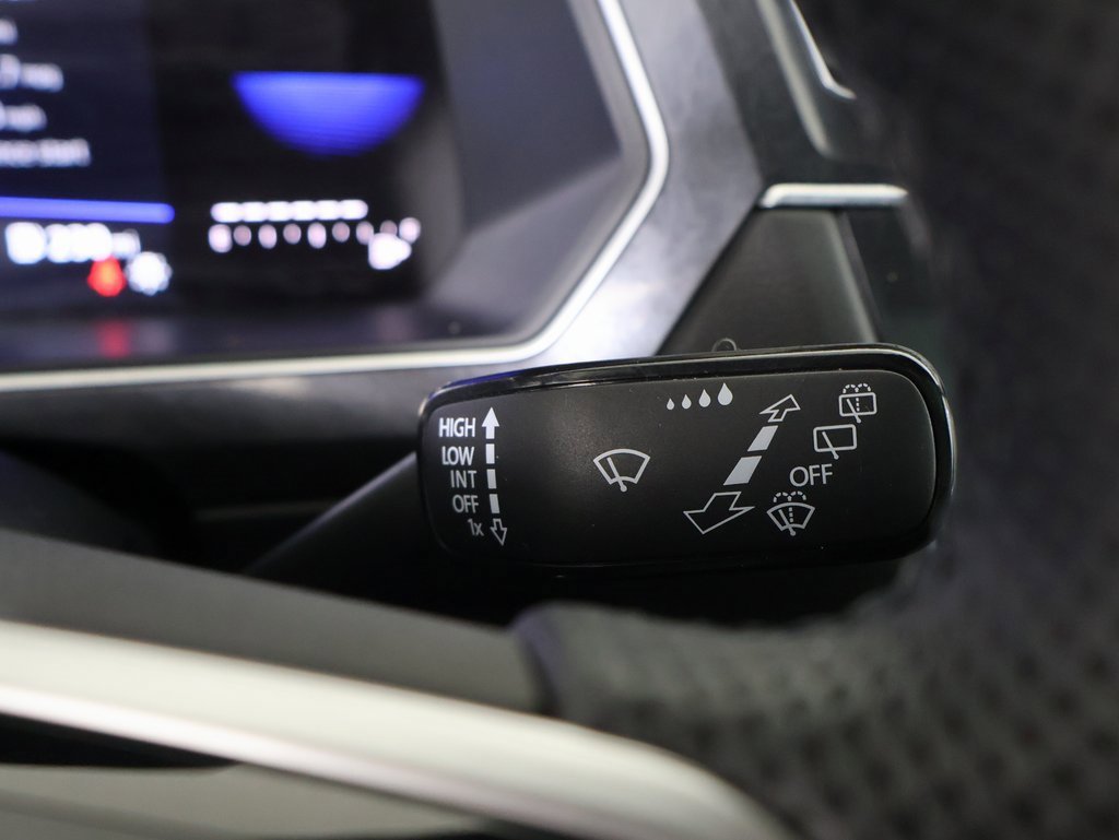 Used 2023 Volkswagen Tiguan SE R-Line image 31