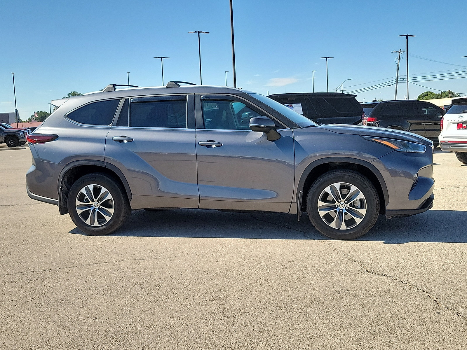 Used 2024 Toyota Highlander XLE AWD/4WD image 5