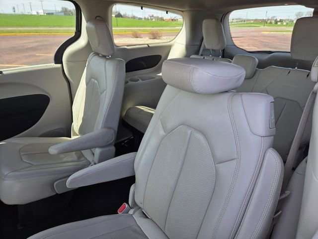 Used 2018 Chrysler Pacifica Touring-L FWD image 45