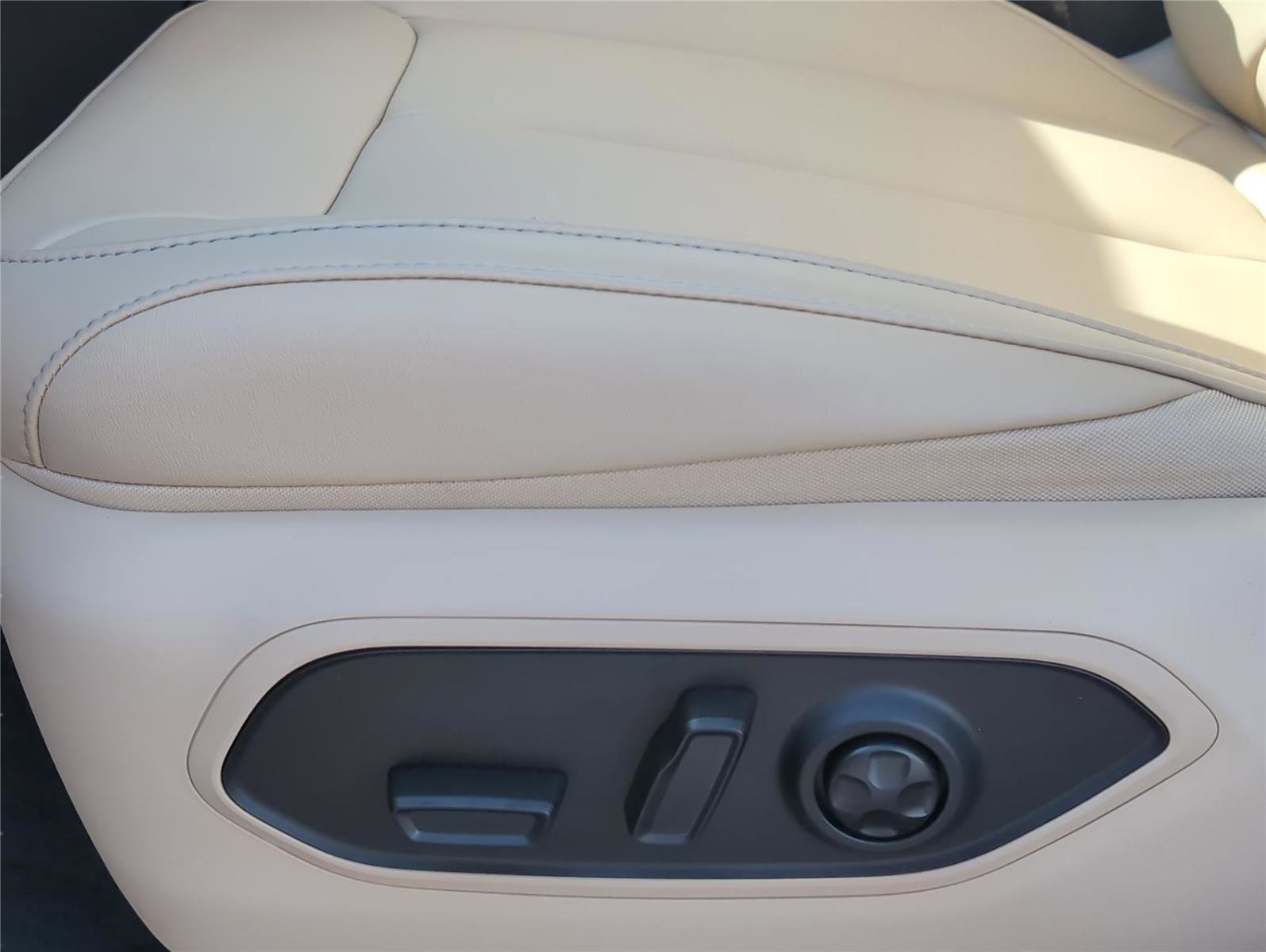 New 2025 Jeep Grand Cherokee Limited w/ Trailer Tow Package image 20