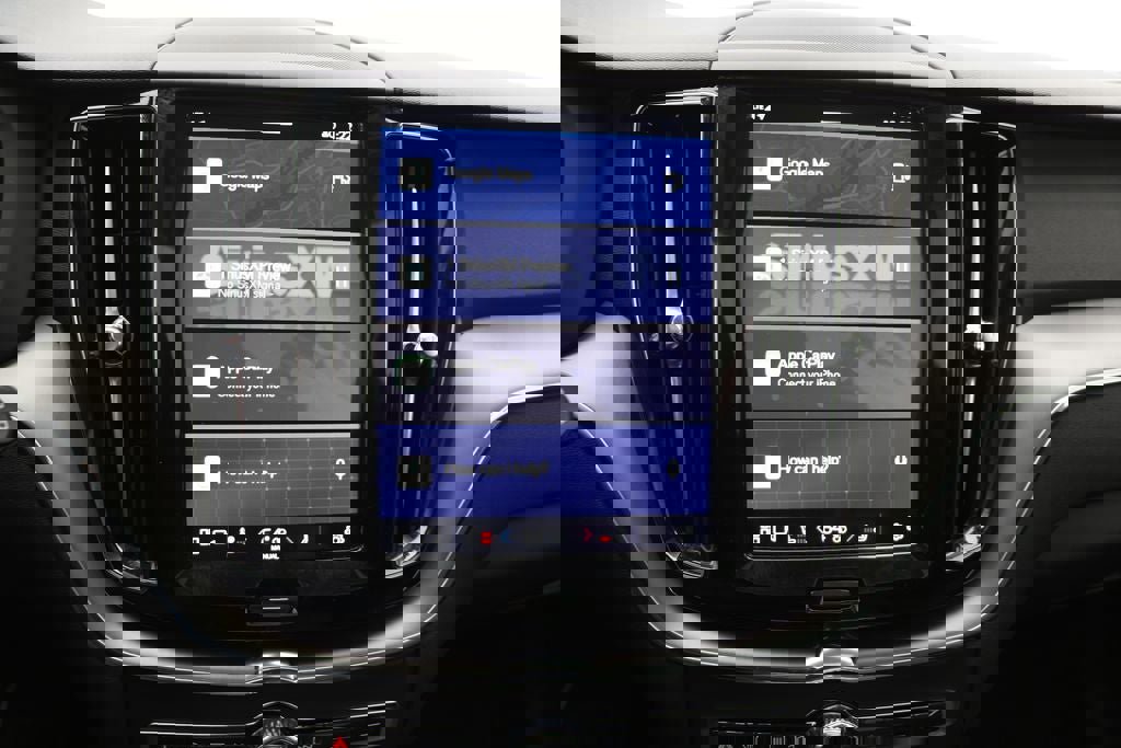 Used 2025 Volvo XC60 B5 Core image 24