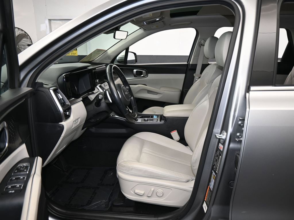Used 2022 Kia Sorento EX w/ Panoramic Sunroof Package image 12