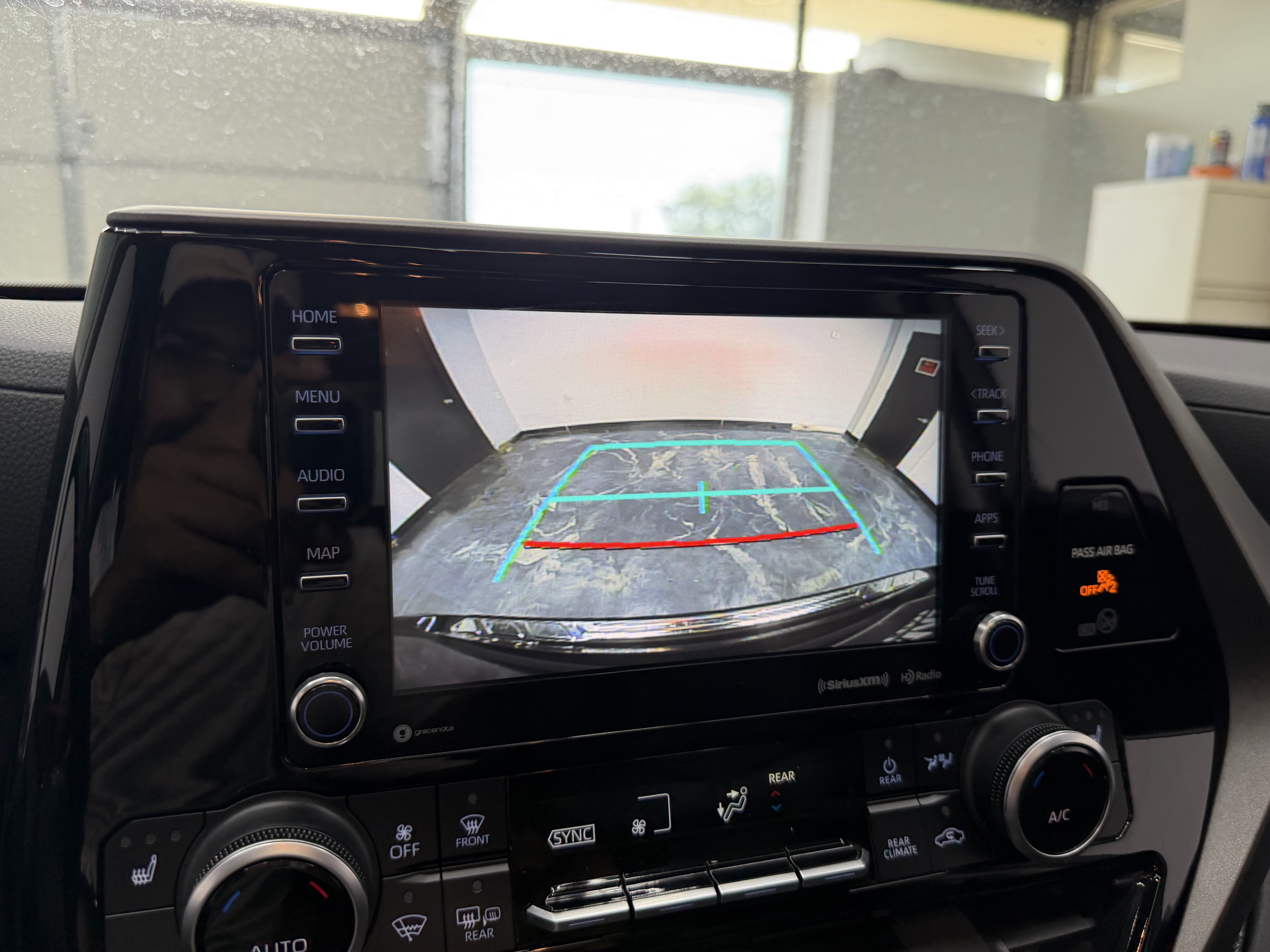 Used 2020 Toyota Highlander XLE AWD/4WD image 23