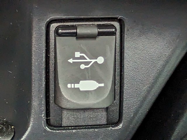 Used 2019 Toyota C-HR XLE FWD image 21