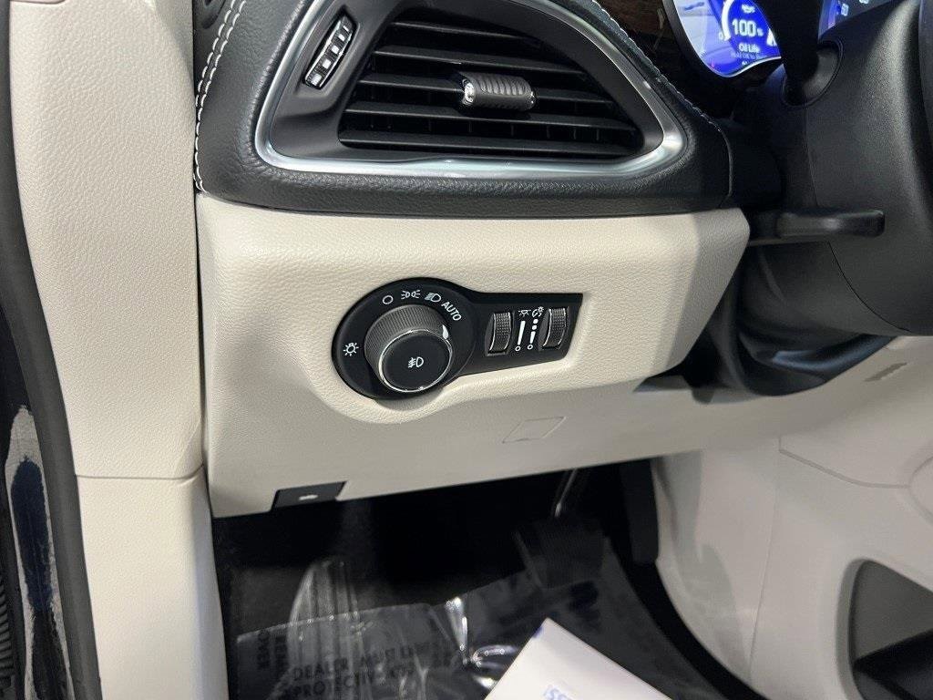 Used 2024 Chrysler Pacifica Limited image 26