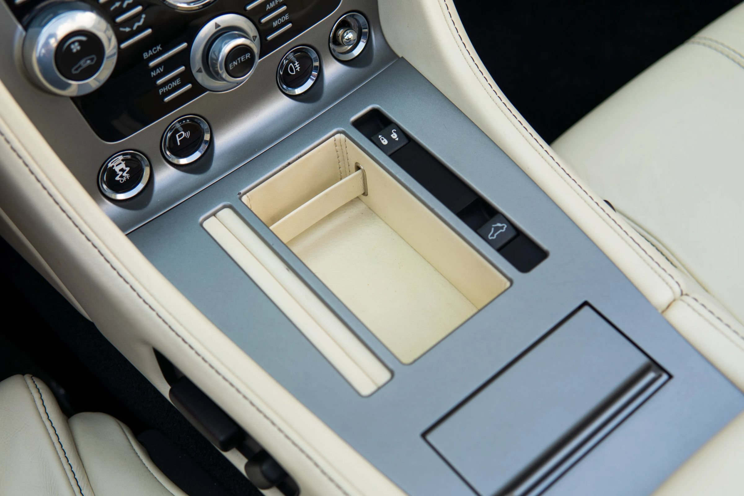 Used 2013 Aston Martin V8 Vantage Roadster RWD image 36