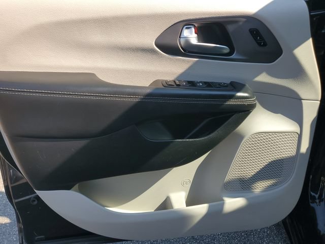Certified 2023 Chrysler Pacifica Touring-L FWD image 21