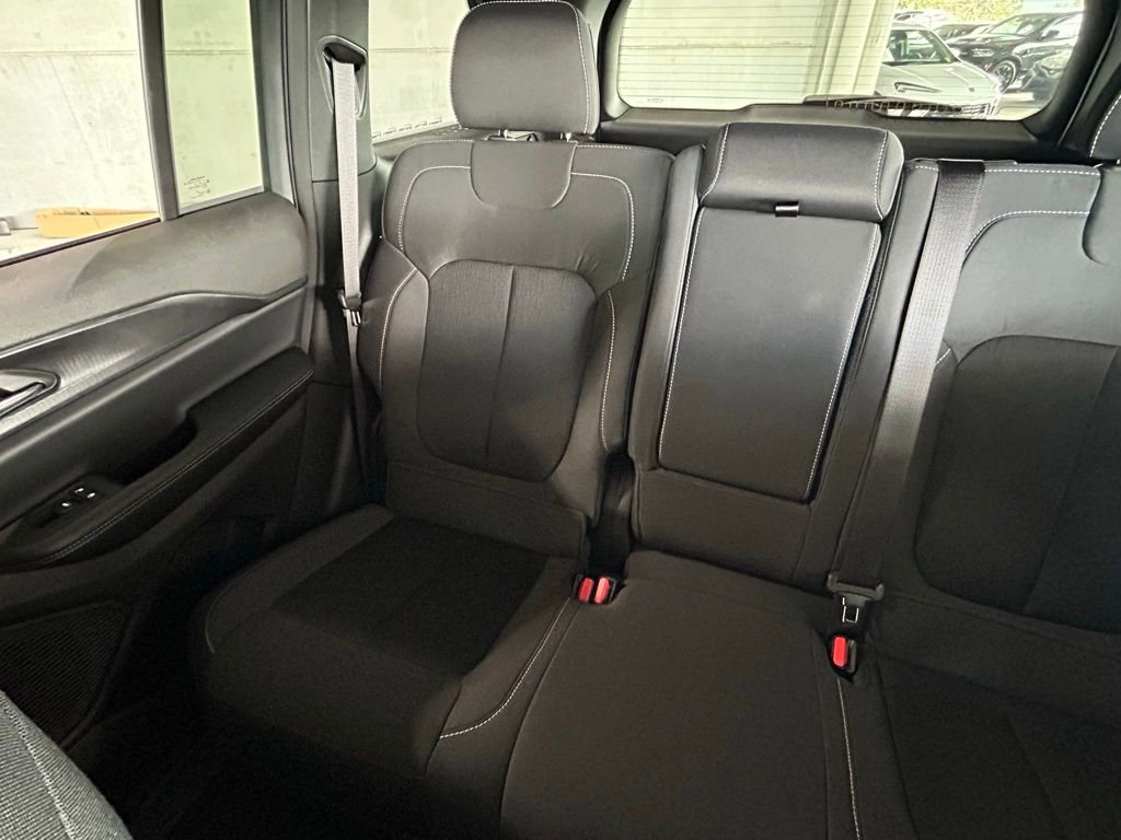 Used 2025 Jeep Grand Cherokee Laredo image 12